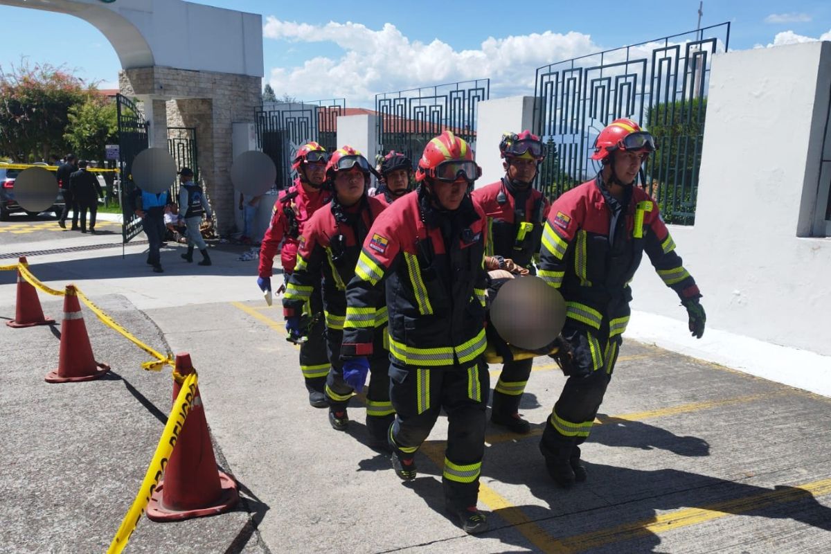 Los Bomberos de Quito trasladaron a los heridos.